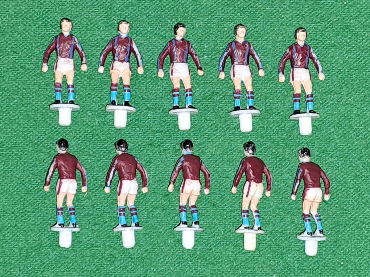 PeterSubbuteo's tweet image. Hoping someone can help me identify these please?

#Subbuteo

So many possibilities but can't seem to match to a reference no.

West Ham, Aston Villa, Burnley, Hearts, Northampton, Scunthorpe...

Not sure if the blue stripes on shirt and sleeves have been added on top of white?👍