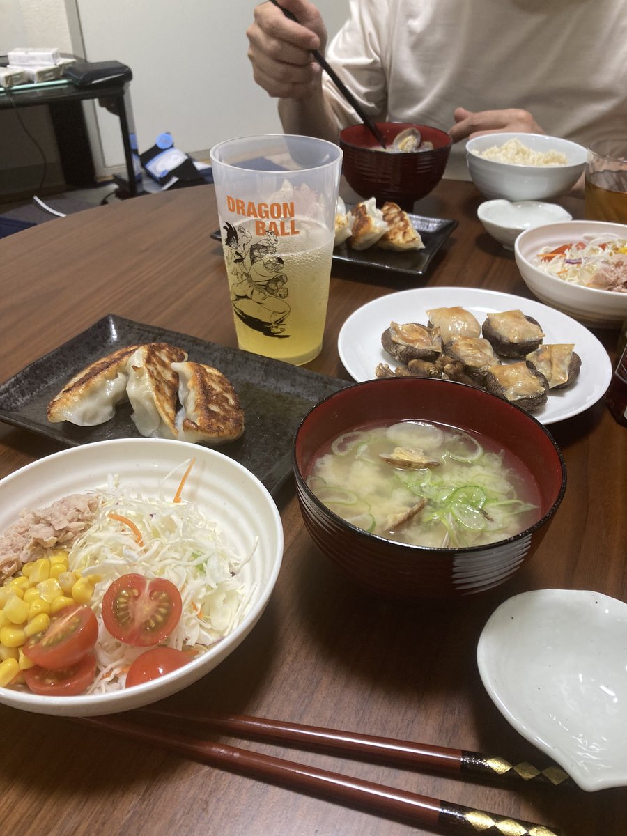 今日のお夕飯は、玄米ごはん、あさりの味噌汁、餃子、椎茸のチーズ焼き、キャベツサラダ。
今日は15区に遊びに行ってお疲れなので簡単メニュー。こんなんでも美味い美味いと食べてくれるｶﾚﾋﾟに感謝。😊