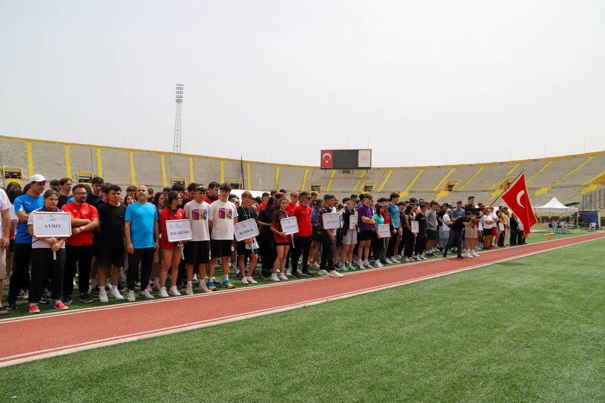 Okul Sporları Atletizm Gençler Grup Birinciliği müsabakaları açılış seremonisi ile başladı. Müsabakalarda yarışacak sporculara başarılar diliyorum. 📍Atatürk Stadı