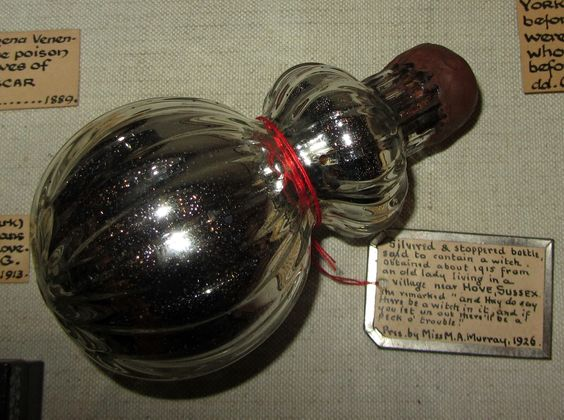 @LoremenPod Do you loremen know anything about this bottle containing a trapped witch? It's at the Pitt Rivers Museum in Oxford. Been wondering about it for years. @JamesShakeshaft @MisterABK