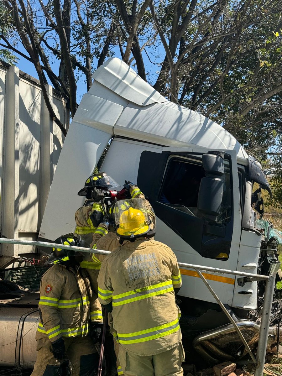 A heavy vehicle crash occurred on the R55 in Sunderland Ridge, where a truck driver 🚛 lost control, breached the R55 barrier, and collided with a residential wall 🏠. Vision Tactical is at the scene, assisting members. The driver was rescued by GPG Rescue and City of Tshwane…