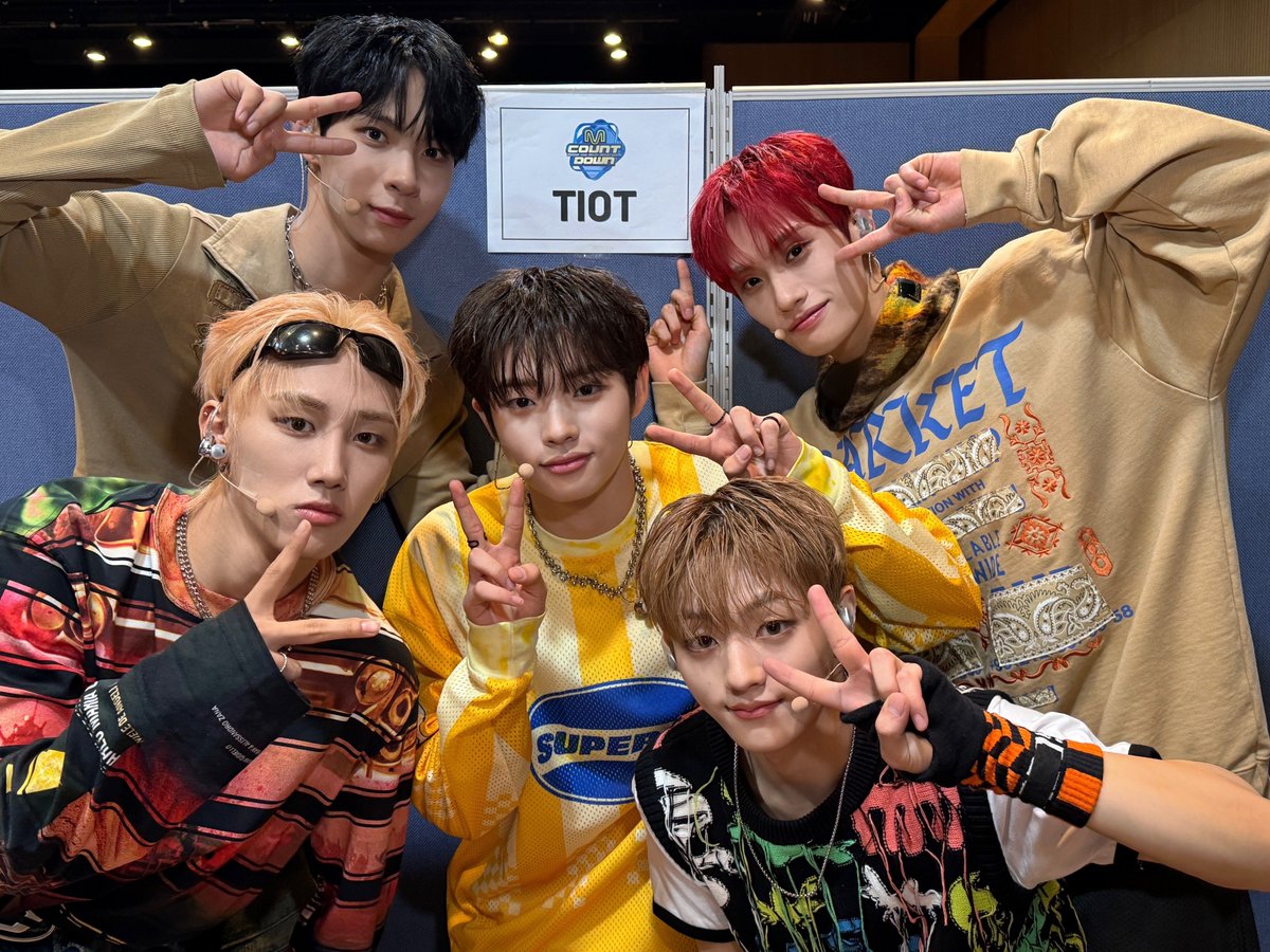 TIOT_NOW's tweet photo. [#스타트_time⏰] 📸
에너지 가득한 🤙 ROCK THANG
첫 방송 엠카운트다운 완료❣️
앞으로의 무대들도 많이 응원해 주세요🫶

#TIOT #티아이오티 
#Kick_START #ROCKTHANG
#김민성 #KIMMINSEOUNG
#금준현 #KUMJUNHYEON
#홍건희 #HONGKEONHEE
#최우진 #CHOIWOOJIN
#신예찬 #SHINYECHAN https://t.co/6jkp9ou8ue
