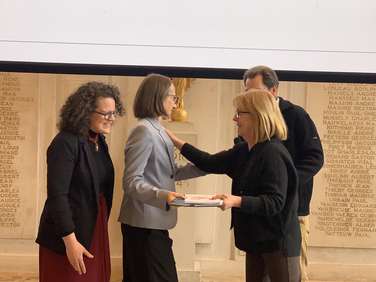 Honorée d’être parmi les lauréats et lauréates du Prix de la diffusion scientifique de l’ULB pour la série de podcasts Making sense of EU de @IEE_Bruxelles Nos remerciements aux autorités de l’ULB pour cette belle récompense et à Pierre Kroll pour le superbe dessin ❤️