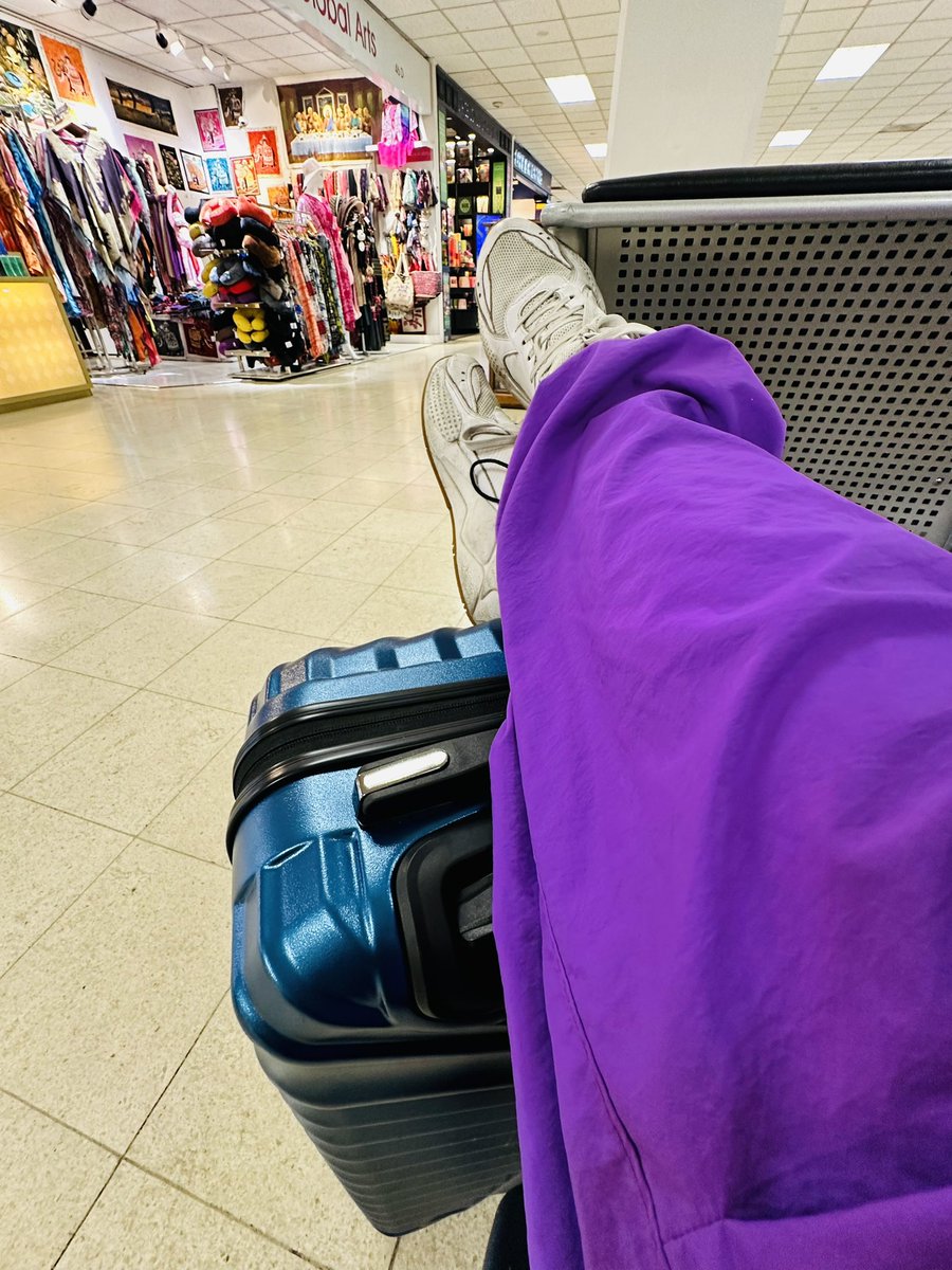 Al fin esperando mi vuelo de regreso a Latinoamérica 🫶 Antes de marcharme, quiero decir que Sri Lanka es uno de los mejores países que he visitado y tengo la mejor familia allí, los extrañaré mucho! ☀️