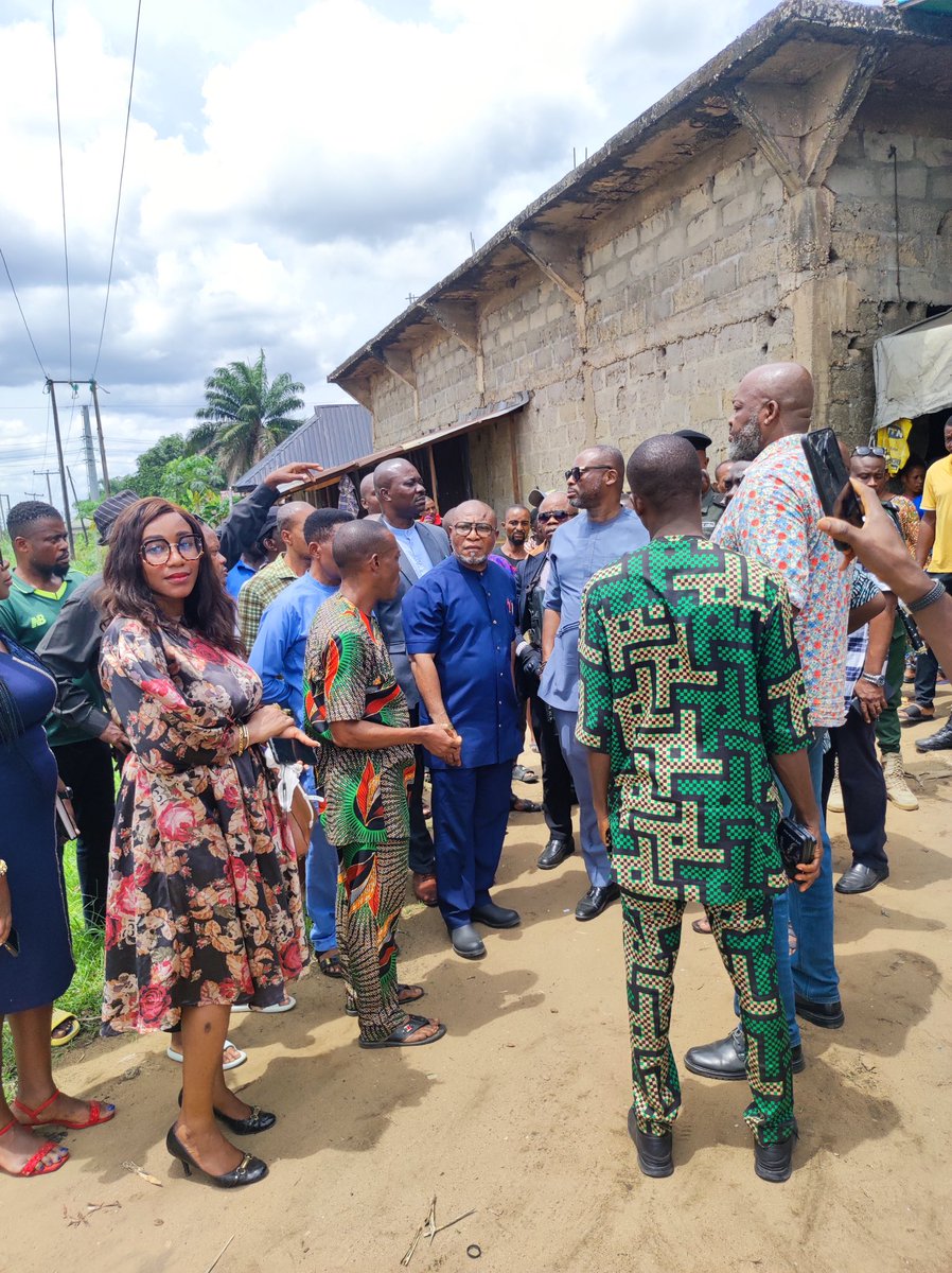 nanxci's tweet photo. The Speaker,Abia State House of Assembly, Rt. Hon. Emmanuel Ihuoma Emeruwa accompanied by the Director-General of the Greater Aba Development Authority (GADA), Mr. Uche Ukeje and the Mayor of Aba South Local Government Area, Mr. Uche Wogu for market inspection tour in Aba. https://t.co/4B9jPtgO7L