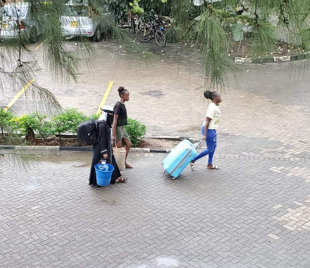 Tum001Ke's tweet image. #scenes 😆

Safe trip home comrades. If travelling upcountry, may you and your families be protected from the floods 🤲🏻

Aki tutawamiss 😄

#technicaluniversityofmombasa #endofsemester #aprilholidays