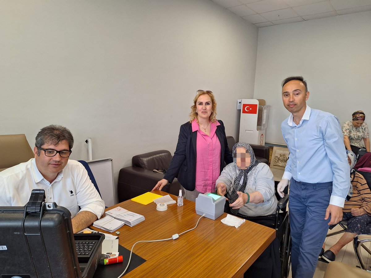 Huzurevlerimizde ikamet eden yaşlılarımızın eski Nüfus Cüzdanlarını yeni Kimlik Kartları ile değişimi için misafirleri olduk, hem sohbet edip hem de başvurularını aldık #HayatınızınHerAnında
<a href="/TC_icisleri/">T.C. İçişleri Bakanlığı</a> 
<a href="/Suzenmurat81/">Murat Süzen</a>
<a href="/h_erkinay1/">Hüsamettin ERKINAY</a> 
<a href="/UmurNufus/">Hatice UMUR</a>