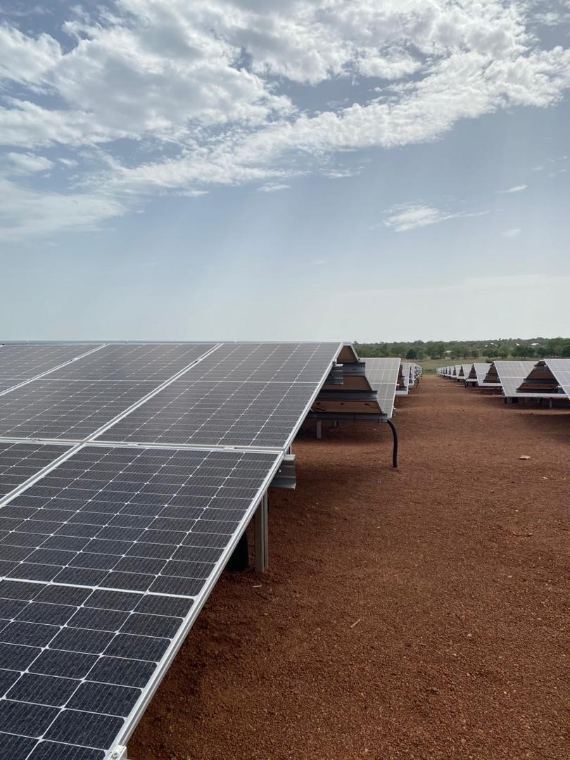 Ghana's first PV power plant financed by @KfW_FZ_int is now entirely connected to the grid. 50,000 households are supplied with low-cost green energy and 20,000 tonnes of CO2 saved annually, also thanks to technological know-how of German companies. 👉️kfw-entwicklungsbank.de/SDG-portal/SDG…
