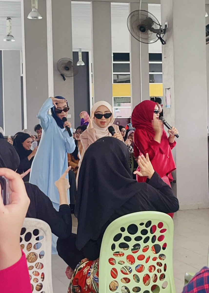 ksnhe_e's tweet image. It gets more interesting when they start to show singing performances by other departments called R-Live. This 3 girls sang a song titled Alamak Raya Lagi!. All of the people around was vibing together and singing along with them. 

#RAGENDA #R-LIVE  #COM2012A