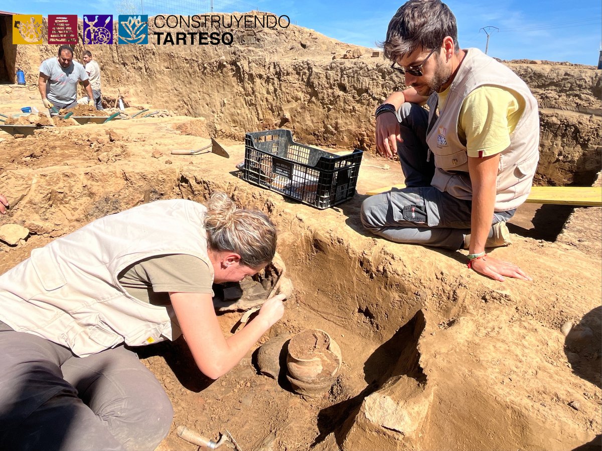 ⛏️ Seguimos avanzando en la excavación de las 🏺urnas aparecidas en uno de los nuevos espacios documentados en esta VI Campaña de Excavaciones en #CasasdelTuruñuelo 🧱 Abrimos encuesta, ¿Cuántas urnas habrá? 🤓