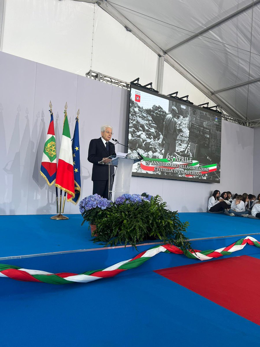 Con il presidente Mattarella a Civitella Val di Chiana, luogo di una tremenda strage nazifascista. Grazie a chi ha dato la vita per noi, a chi ha combattuto per la nostra libertà e dignità. Resistenza e antifascismo sono le pietre su cui abbiamo costruito la nostra democrazia.