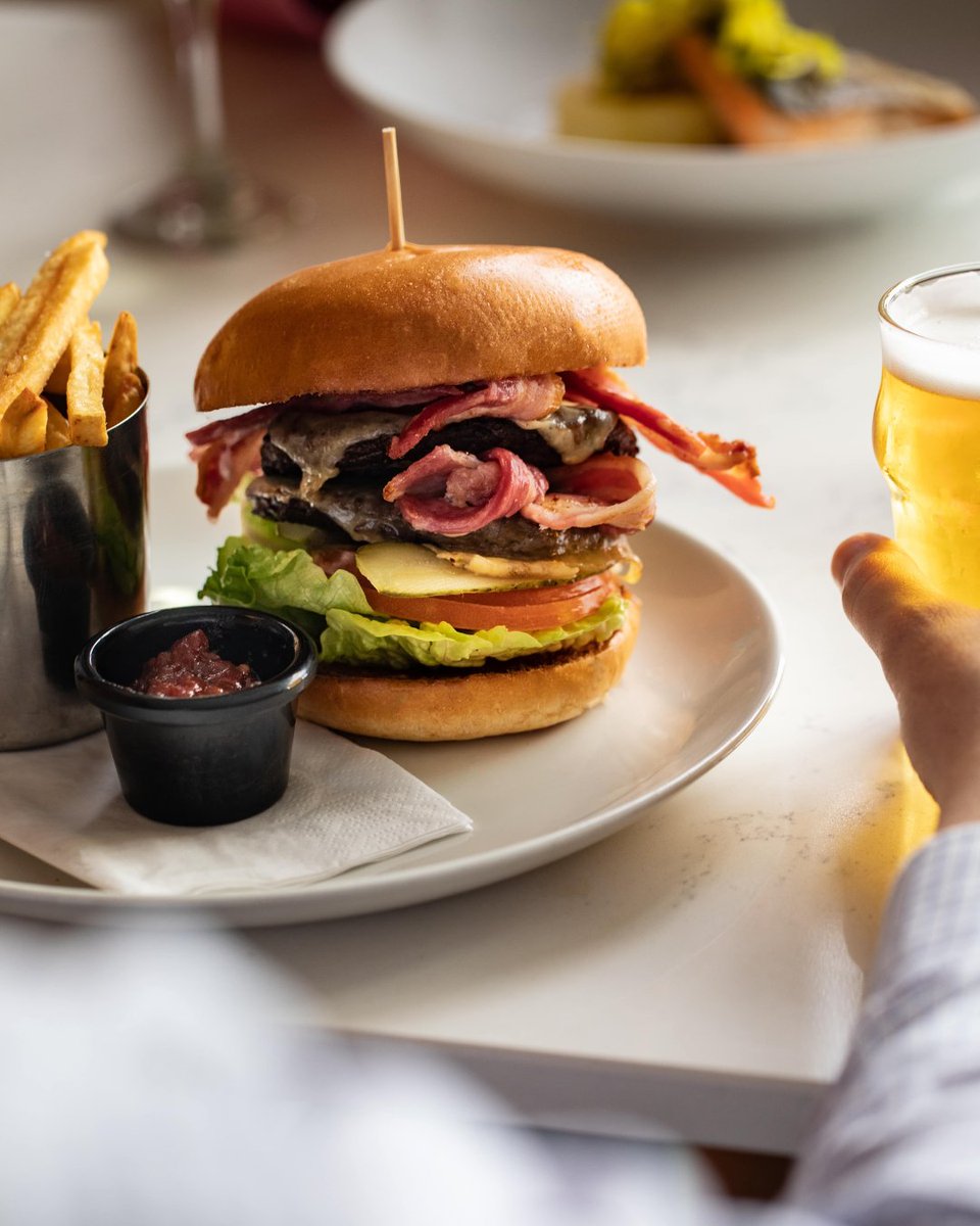 Craving the classics? Look no further! Indulge in our timeless favorites at The MET Bar & Restaurant. From juicy burgers to crispy fish & chips and refreshing Caesar salads, we've got your cravings covered 🍴 Book Your Table Online 👉 loom.ly/veIuv9U