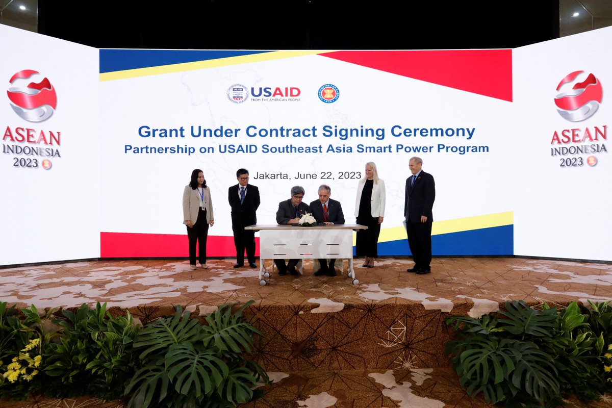 .@USAIDAsia partners with the @ASEANenergy to accelerate progress on an #ASEAN regional power grid and increase the #CleanEnergy deployments across #SoutheastAsia.