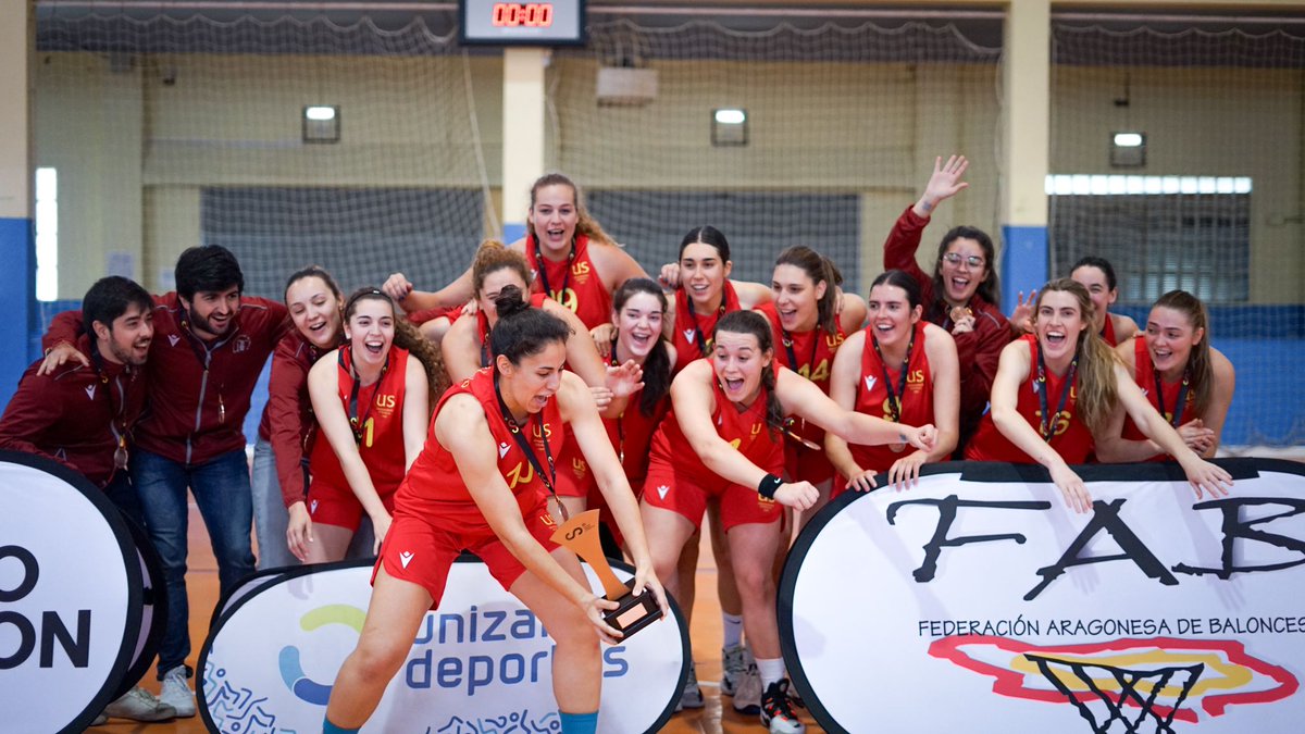 SADUSoficial's tweet photo. #CEU2024🏀| ¡Ganamos, ganamos! Nuestras chicas de la @unisevilla son medalla de #bronce🥉tras superar a la @La_UPM 46-69. ¡Enhorabuena, campeonas! 

#VamosUS #SomosUS https://t.co/n2Jcmu7Ikd