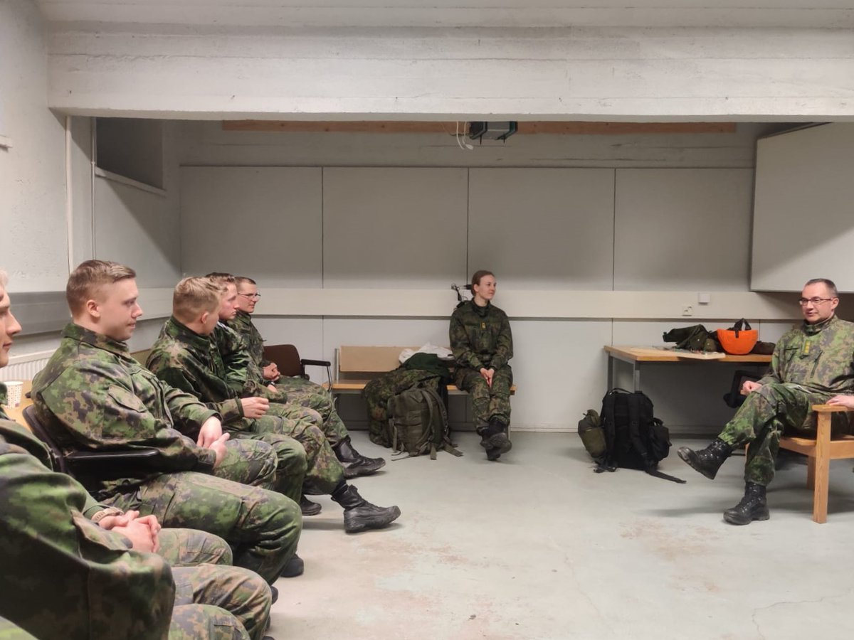 MaasotaK's tweet photo. Kadettikoulun johtaja vieraili Tykkikadettien luona Pohjankankaalla Tykistökoulun ampumaharjoituksessa.
Harjoituksen ohella ehdittiin keskustelemaan ajankohtaisista asioista ja kadettien kokemuksista viimeisen vuoden opintoihin Tykistökoululla. #MAASK #TYKK #MAASK #KOULKESK #KADK https://t.co/WACtzgKsha