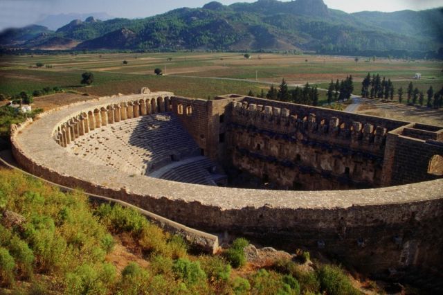 L'Anfiteatro romano di Aspendos eretto attorno al 170 d.C. in onore di Marco Aurelio. Come stato attuale dell'opera monumentale pare che sia l'anfiteatro storico meglio conservato al mondo! (Antalya, Turchia 🇹🇷) 📹 youtube.com/watch?v=ky8shR…