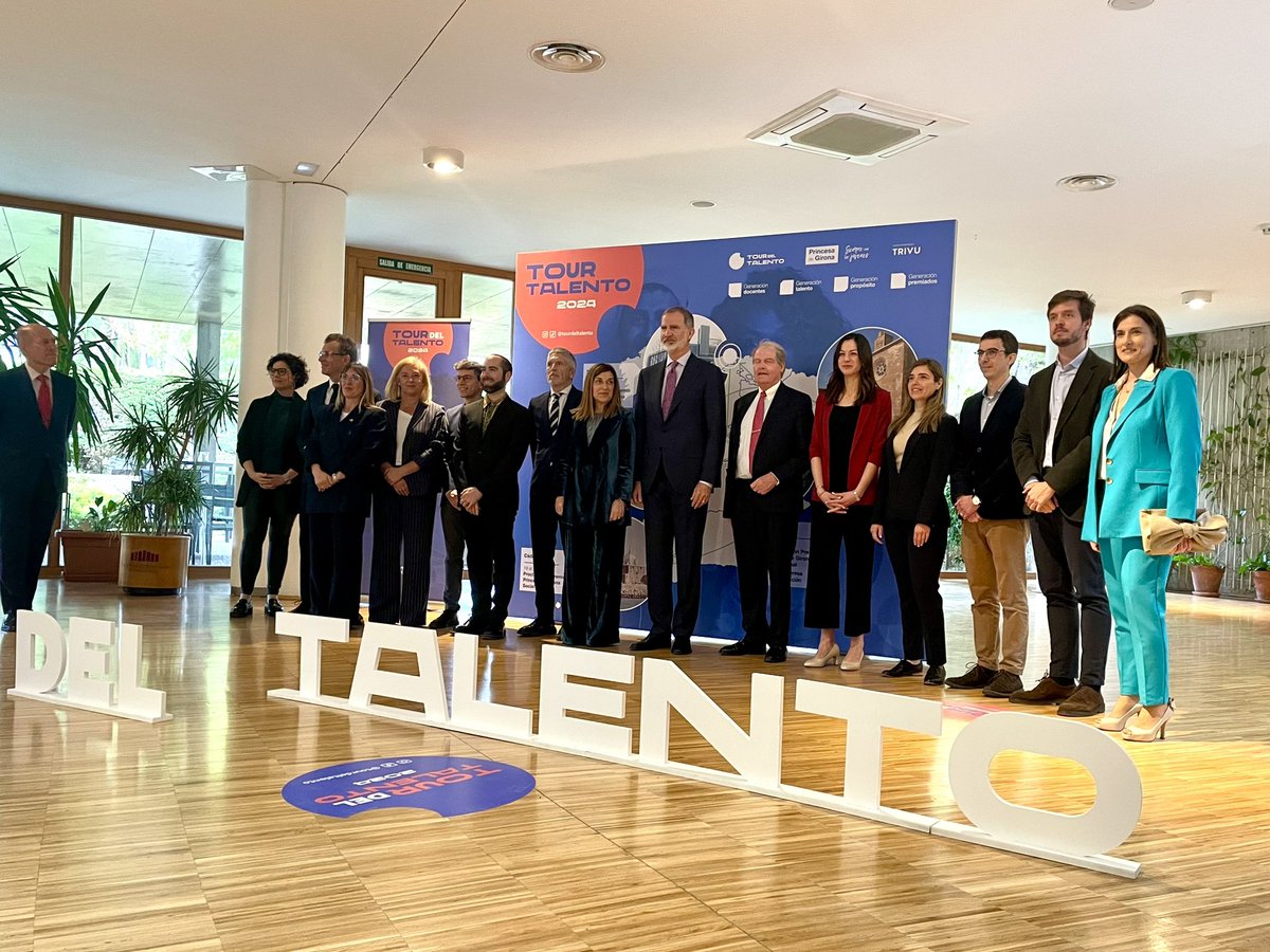 👥 La delegada del Gobierno, @eugeniasdr, acompaña al Rey, Felipe VI, en su visita a #Santander. 👥 Aquí ha participado en la experiencia 'Potencia tu creatividad a través del arte', y en la proclamación del Premio 'Princesa de Girona', #TourDelTalento