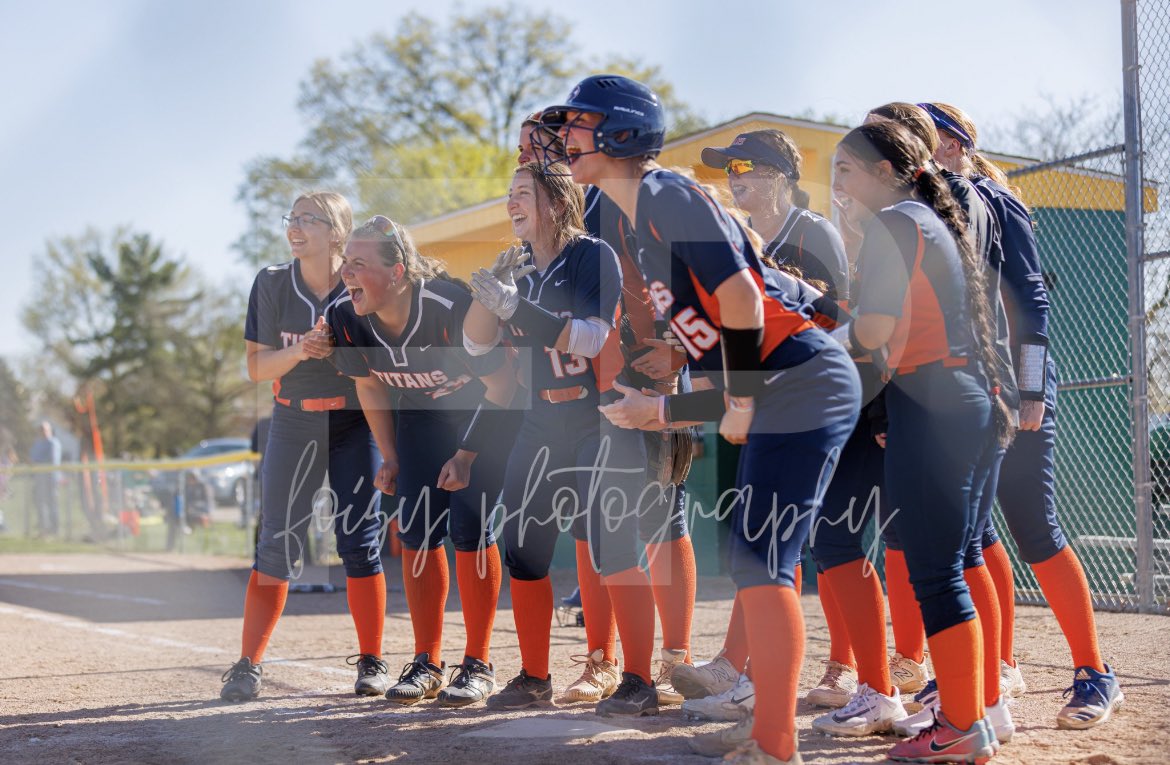 BMHSTitanSB's tweet photo. This is what it’s all about! 🧡💙⚡️🥎 https://t.co/cuaSjETwUe