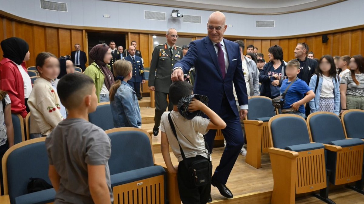 Μια ξεχωριστή επίσκεψη είχα σήμερα στο Υπουργείο Εθνικής Άμυνας. Με τον Αρχηγό ΓΕΕΘΑ Στρατηγό Δημήτριο Χούπη υποδέχθηκα με χαρά τους μαθητές και τους συνοδούς εκπαιδευτικούς τους, από τα μειονοτικά δημοτικά σχολεία της Άνω Βυρσίνης, του Πολυάνθου, της Άνω Δροσίνης, των Ασωμάτων,