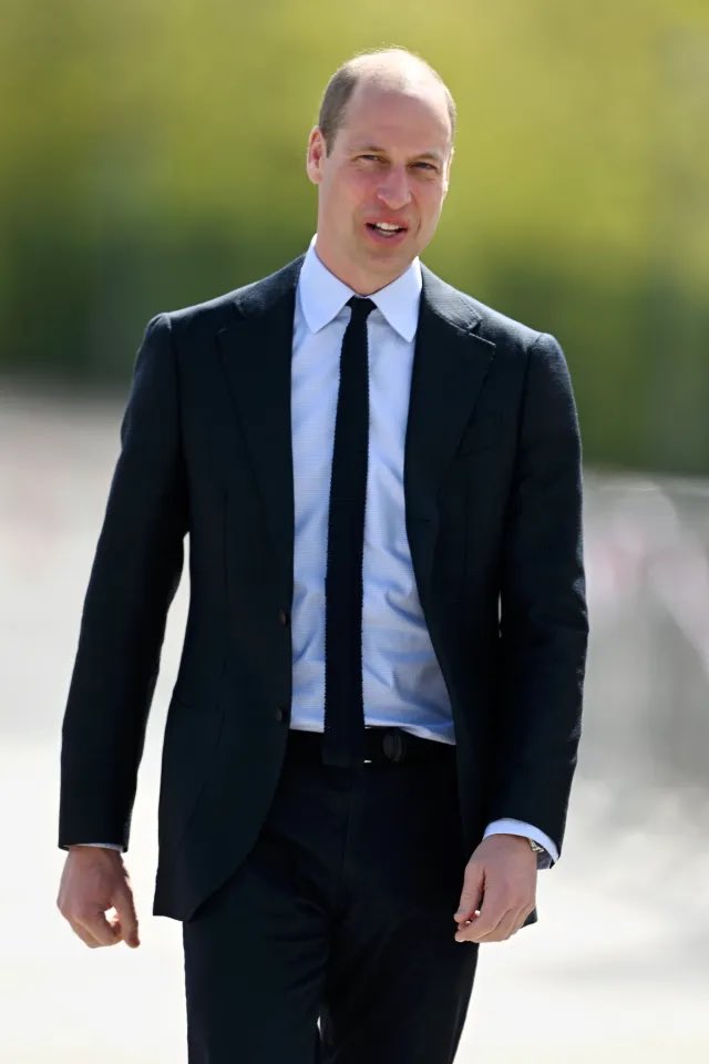 No matter what is going on in his life Prince William The Prince of Wales always looks amazing he visited St Michael’s Church of England School in Sandwell West Midlands today to learn about initiatives available to pupils to support mental health and wellbeing #PrinceWilliam