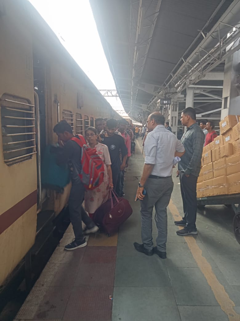 🚆 ACM- Shri. Sheel Bhadra Gautam, himself takes charge of crowd management inspections, and ticket checking of passengers, prioritizing passenger comfort & safety. Together, we ensure seamless journeys for all travelers. #SummerSpecialTrains #CentralRailways #PuneDivision 🛤️✨