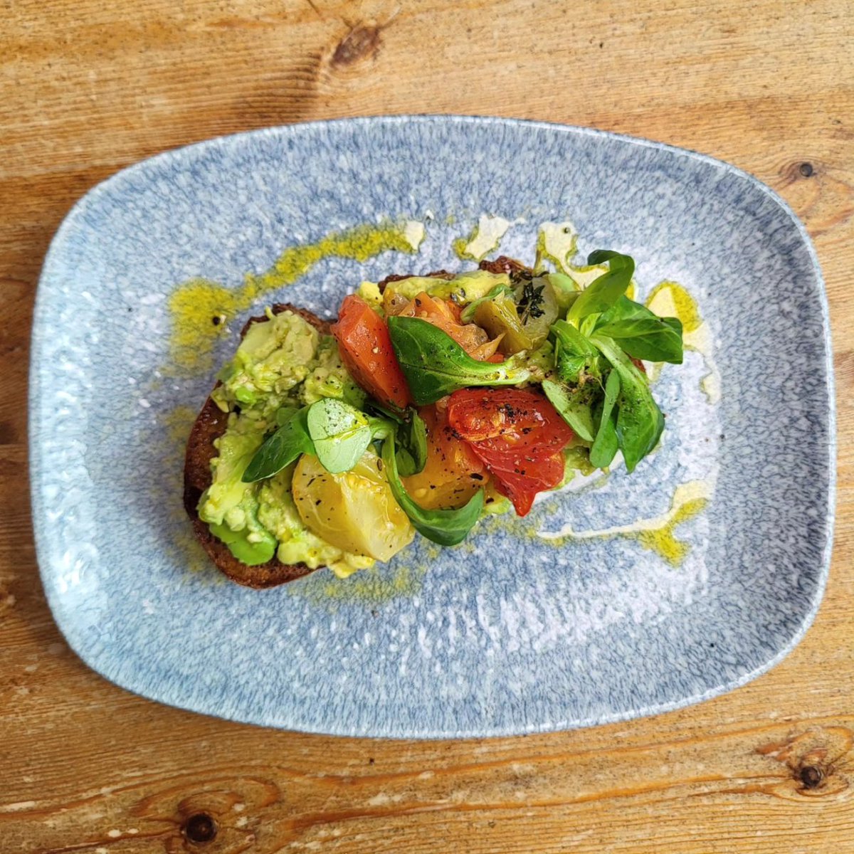 TheCanfordPoole's tweet image. Sometimes a light lunch is all you need 🥑🍅🫛🧄🫒

#lightlunch #lunchmenu #lunchatthepub #publife #youngspubs #avocadotoast #bruschetta #springpea #wildgarlic #hummus #youngspublife #canfordcliffs #poole