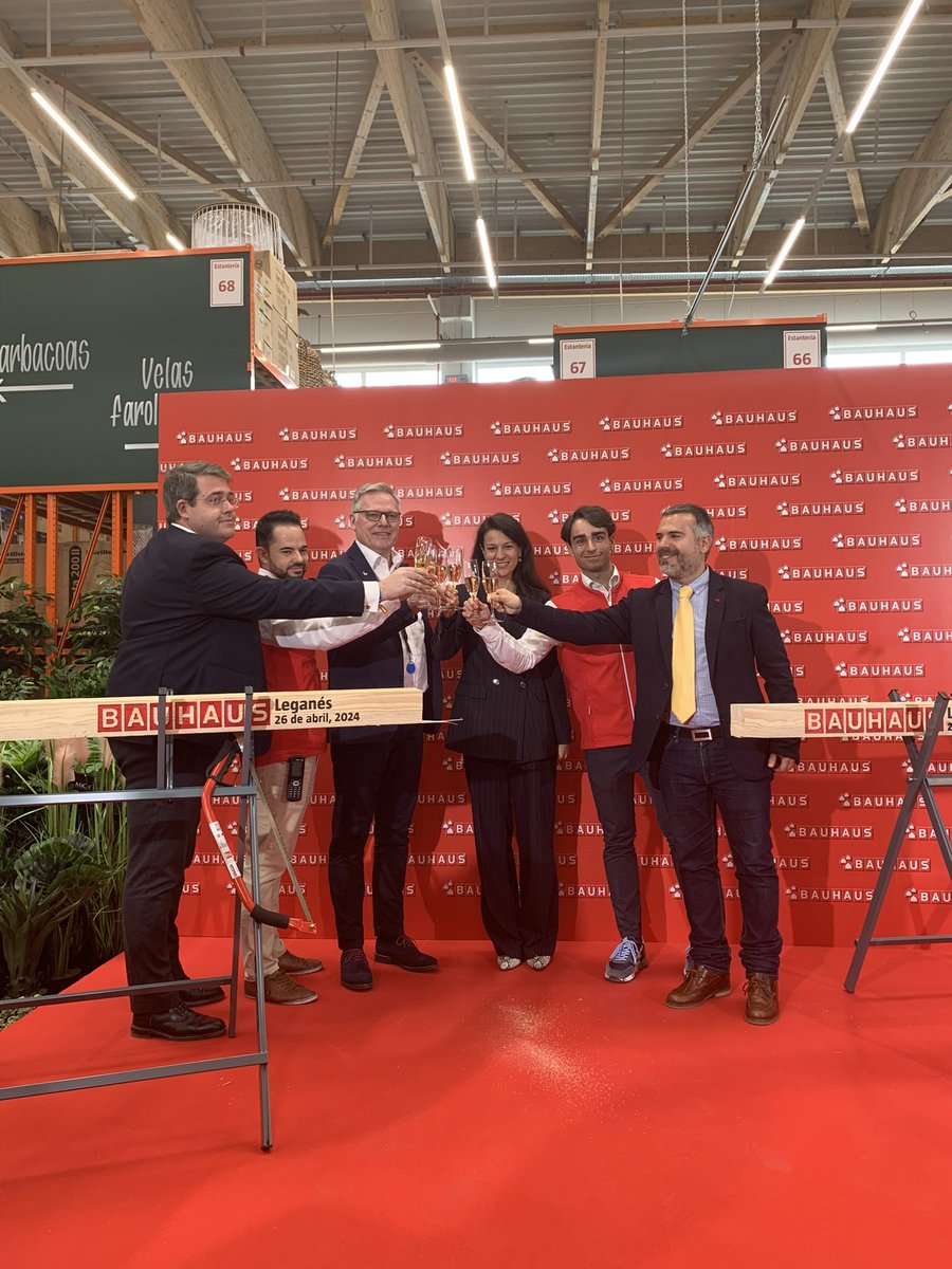 🛠️ Inauguración de la tienda de @BAUHAUS_es en #Leganes ➡️ 13.000 m2 y 300 empleos Han asistido la Directora Gral. de Comercio @marta__nn, el concejal de @Legans_Comercio @J_E_Marin y el 1er Tte. de alcalde @CarlosULEG: “Leganés siempre abrazará la inversión responsable”.