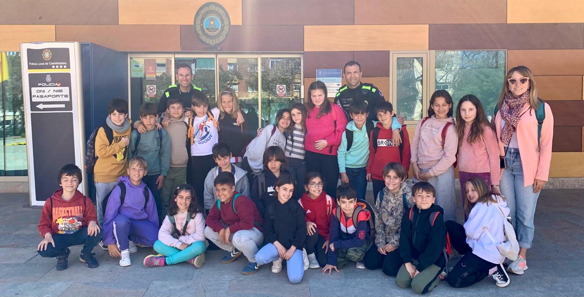 EduMSCastelldef's tweet photo. Anem a la policia en bus! Escola Els Pins
https://t.co/1qzvUw5HrR https://t.co/gXlnkn3eOz