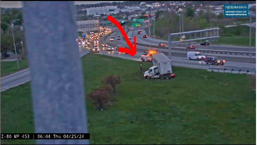 #Omaha 
Disabled semi 75 NB @ F Street.
Right shoulder blocked, keep left. 
new.511.nebraska.gov/event/NECARS5-…
