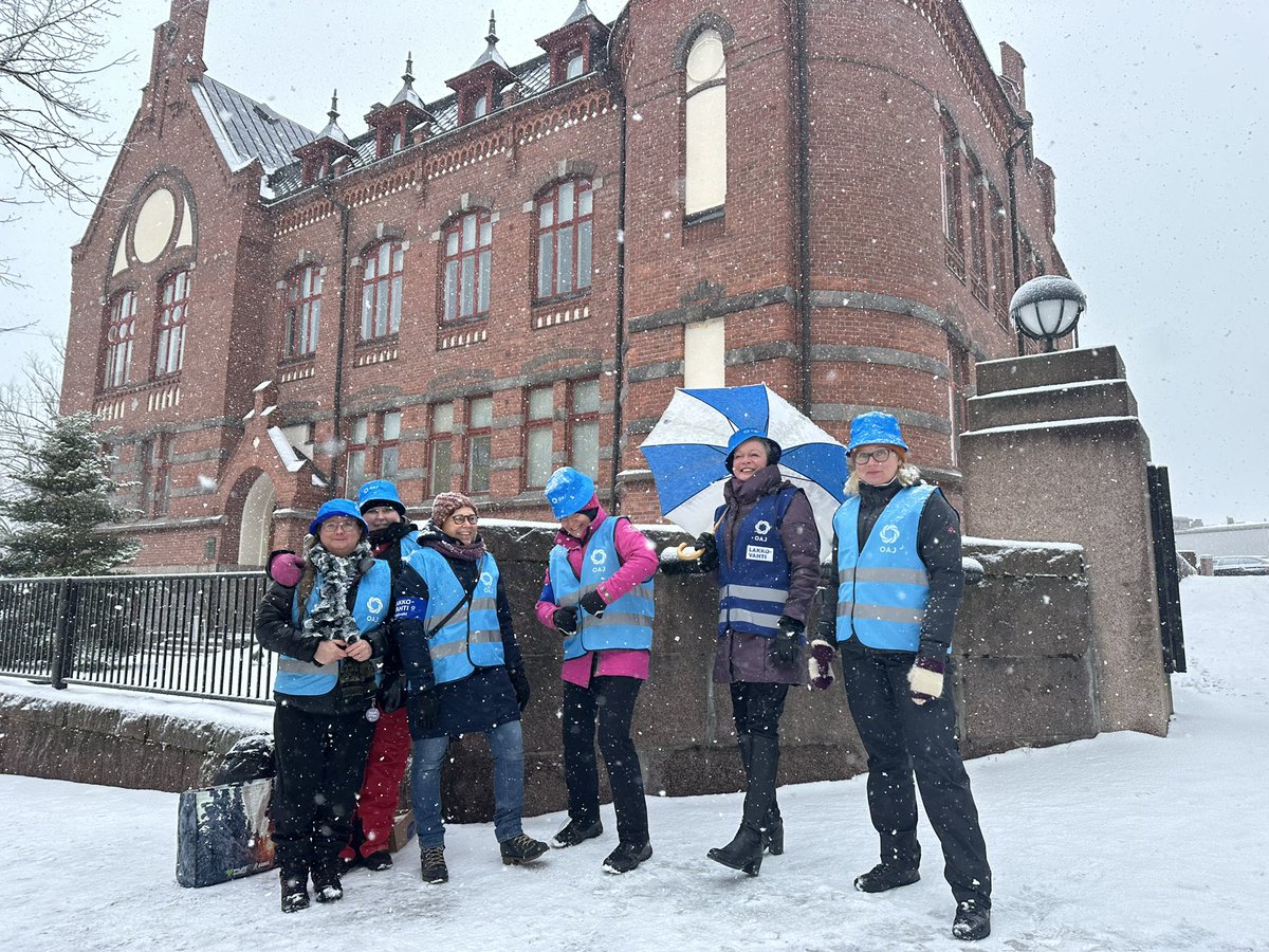 Kiitos kaikille sadoille lakkovahdeille ympäri Suomen. Te teitte tämän yksityisen opetusalan lakon yhdessä ❤️. Kuvassa reippaita lakkovahteja Lahdesta. @oajry @JHLry @Jyty_ry #oajneuvottelee #oajlakkoilee #oajkannattaa