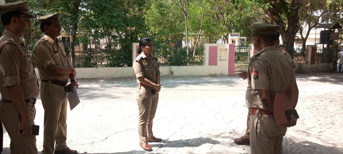 पुलिस अधीक्षक जनपद हमीरपुर द्वारा आज दिनांक 25.04.2024 को प्रचलित लोकसभा चुनाव के दृष्टिगत जनपद हमीरपुर के नामांकन स्थल की बैरिकेडिंग और सुरक्षा व्यवस्था के संबंध में निरीक्षण कर संबंधित अधिकारी /कर्मचारियों को आवश्यक दिशा निर्देश दिए । #UPPoliceInNews #LokSabhaElections2024