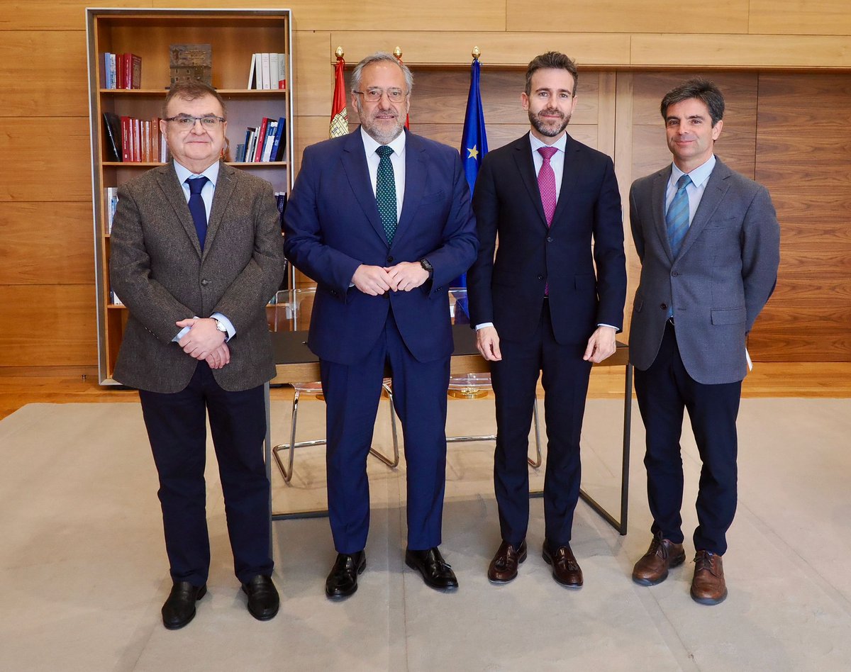 He recibido en las @Cortes_CYL al Rector de la @UEMC, para firmar un convenio de colaboración con la @FundacionDeCyL y desarrollar proyectos comunes que divulguen el Patrimonio material e inmaterial de Castilla y León.