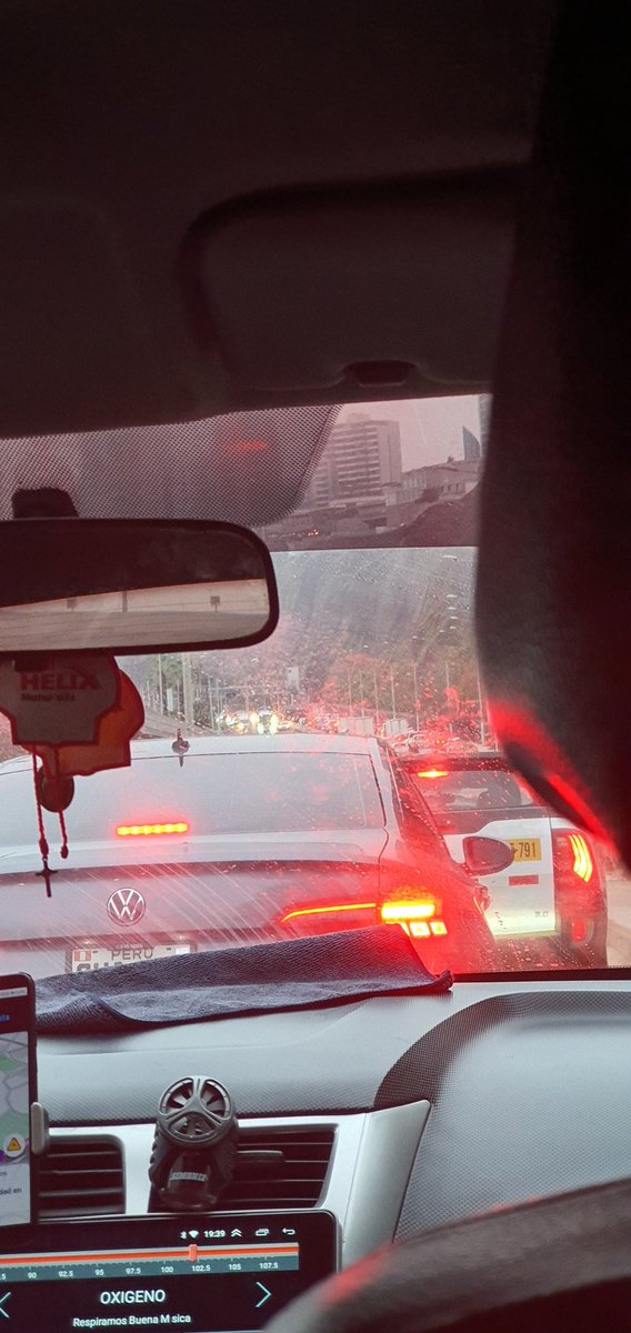 diana02r's tweet photo. Accidente en la #costaverde #miraflores, desde la bajada armendariz tráfico horrible! https://t.co/ZctxsC6aRL