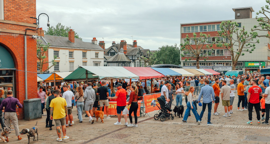 Enjoy a pint in the sunshine this spring at @peddlermkt 🍻 Wondering how to make the most of the season? Check out these events: chesterfield.co.uk/visiting/event… #LoveChesterfield #ChesterfieldEvents