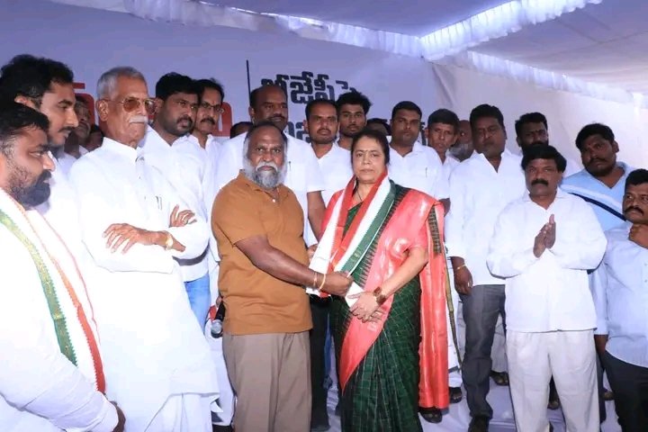 Warangal Mayor G Sudharani took membership of the Congress Party.

#LokSabhaElections2024