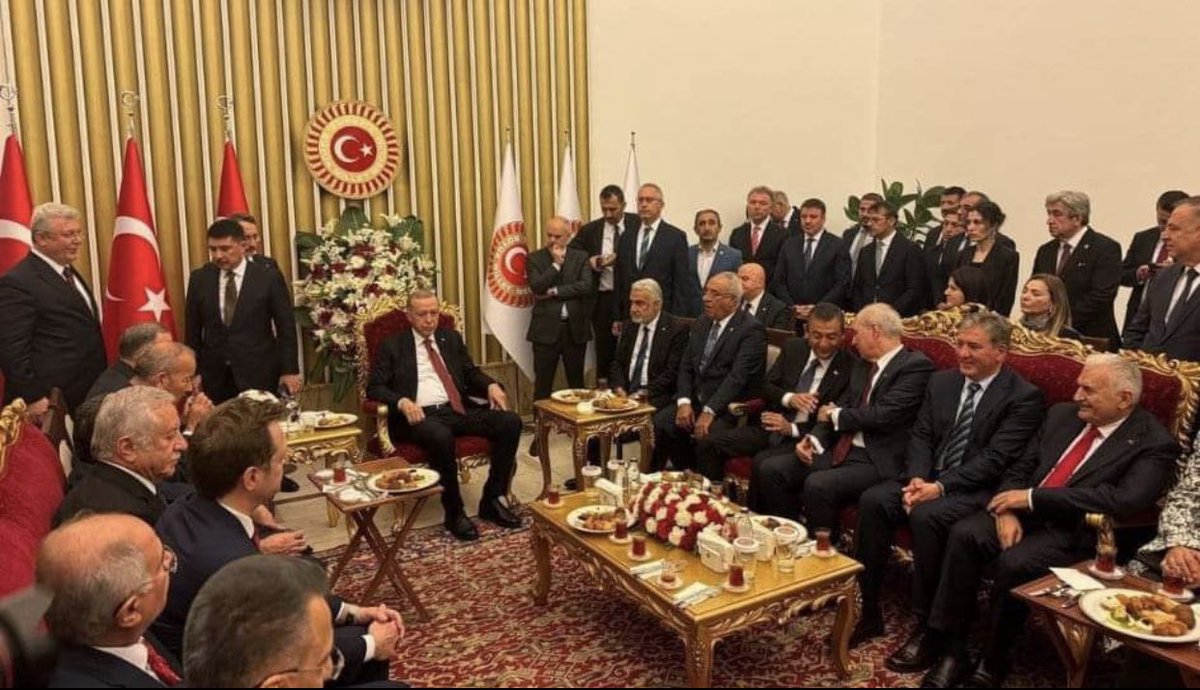Genel Başkanımız Dr.Fatih Erbakan’a yapılan çay daveti nezaketsizliği zihinlere kazılmıştır .Bu fotoğraf gün gelir arşivlerden çıkar ! Cok üzücü ! #FatihErbakan #YenidenRefahPartisi #MehmedAltinöz #doğanbekin
