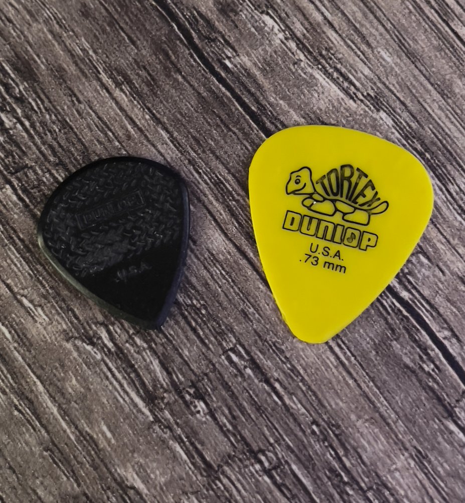My two main pick these days: LEFT : Dunlop Nylon Max Grip Jazz III Carbon 👉 for jazz and shred RIGHT : Dunlop Tortex Standard 0,73 👉 for blues and rythm guitar.
