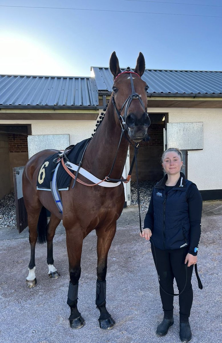 We have 3 runners today @WarwickRaces all ridden by @CobdenHarry 2pm Golden De Coeur for Alan & Andrew Turner 2.35pm Village Master for Bryce & Eynon 3.45pm Hidalgo Des Bordes for The Luck Family Proudly sponsored by @1accountID