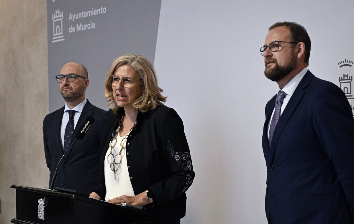 AytoMurcia's tweet photo. El Pleno aprueba la creación de unos premios gastronómicos en honor Raimundo González.

La Corporación Municipal ha reconocido la labor de Raimundo González, fallecido el 2 de abril, en pro de la cocina murciana y su figura como embajador de Murcia.

https://t.co/cVNtrysAJV https://t.co/EPXDx6763j