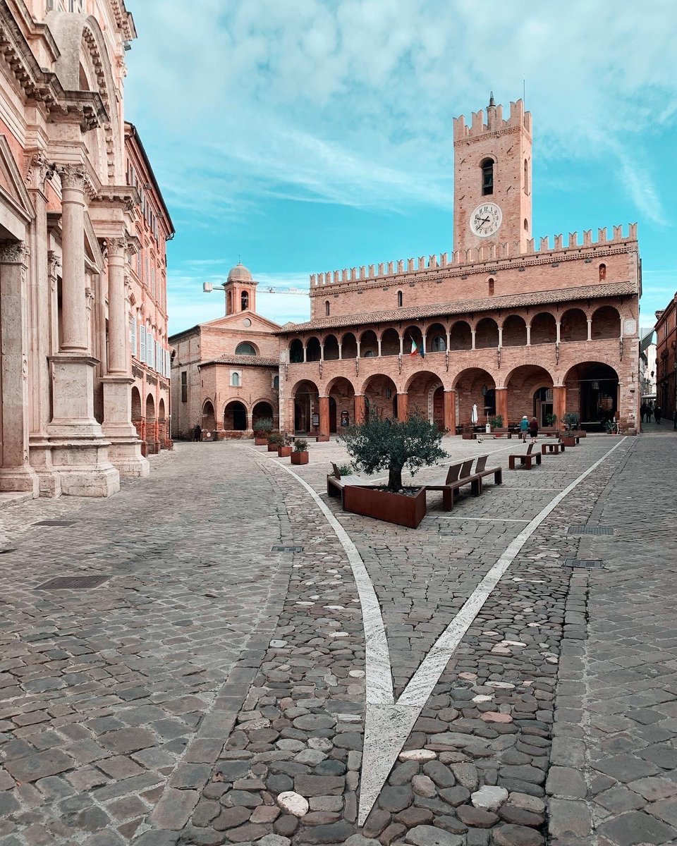 Buon 79° Anniversario della #Liberazione #25aprile #FestadellaLiberazione #borghi #Italia #Italy #viaggioitaliano 📷il #borgo di #Offida nello scatto della nostra Ambassador Eleonora Antonelli