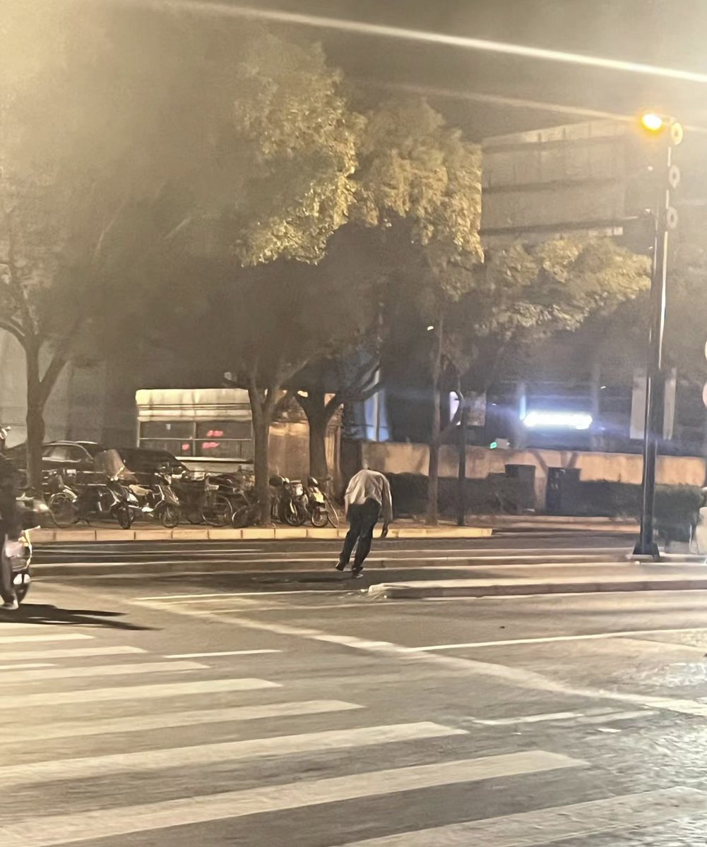Cub2060881's tweet photo. 下班路上遇上的醉汉，酒是好东西但要适量而止。 https://t.co/UlV4wfsh8P