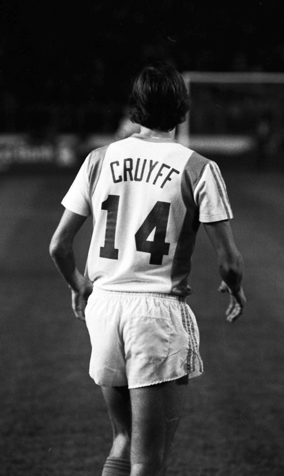 hari ini, hari nya Johan Cruyff

jersey klub apakah ini?

#CruyffLegacy