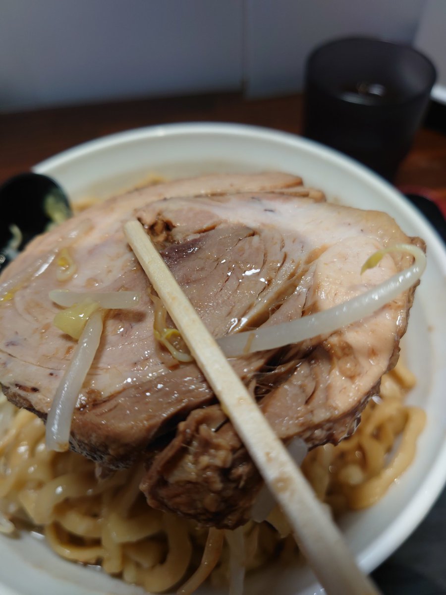 今日のラーメン No.67 プレミアムラーメン八戸 夢を語れ🍜 ラーメン300㌘ 1,000円 野菜マシサービス クタ野菜( ﾟДﾟ)ｳﾏｰ デカ豚いいね🐖🐴 スープはドンブリ周りに油が溜まって多めって感じね👀 八戸の二郎系とはまた違う美味しさ ごちそうさまでした🙏 #ラーメン