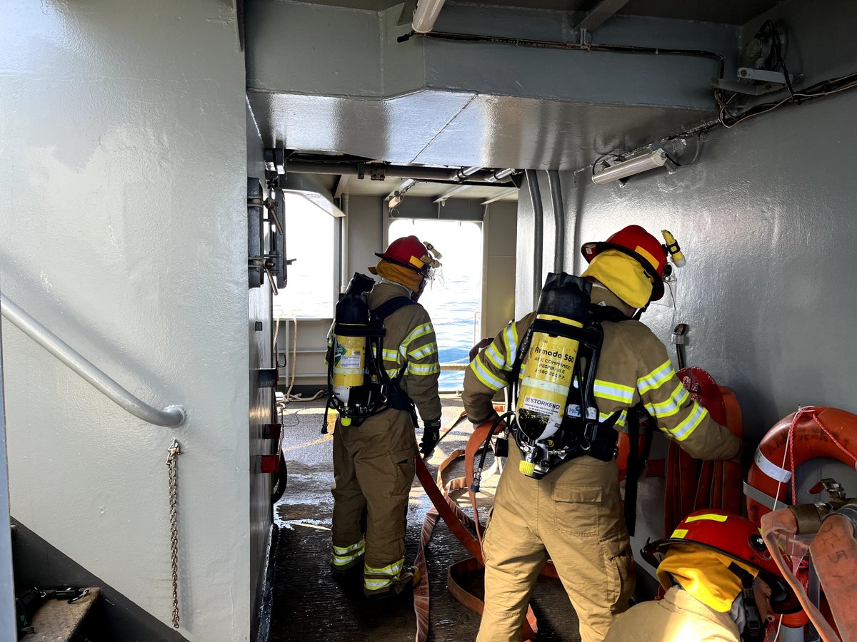 Durante cualquier navegación, el adiestramiento sigue y se mantiene día a día, para hacer frente a cualquier incidencia. 📸El patrullero #Arnomendi realiza un ejercicio de zafarrancho de combate por emergencia en la mar. #SomosLaArmada🇪🇸⚓️