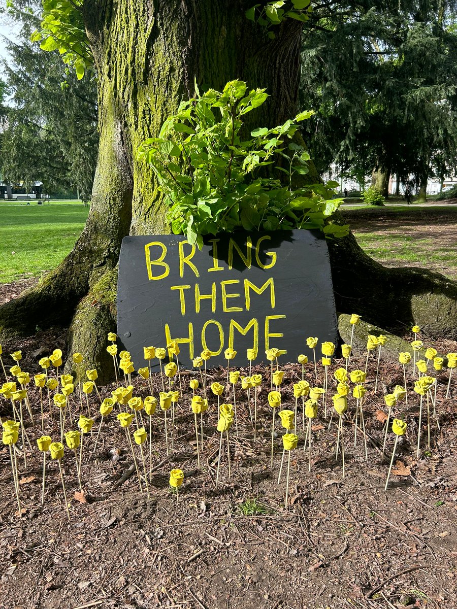 We joined the community in Antwerp to 'plant' 133 clay flowers in a public park for the 133 hostages still held by Hamas. Despite the garden blooming with color, the number of flowers remains a poignant reminder of the hostages we have not forgotten. #BringThemHomeNow