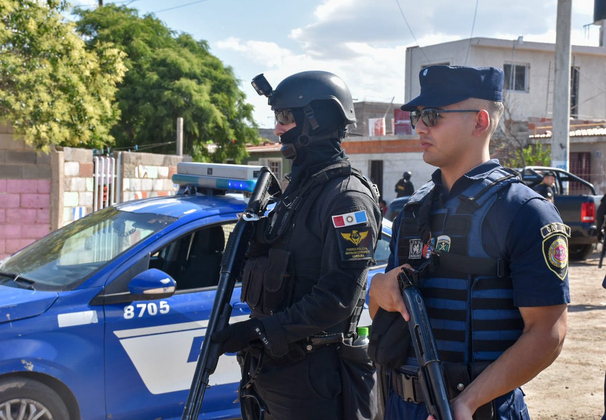 FPAcba's tweet photo. 📍#Córdoba | 👮‍♂️ #ControlDePersona | @PoliciaCbaOf incautó varias dosis de cocaína y $213.100 sobre calle Caceros esq. Paso de los Andes de B° Alberdi, luego de que dos sujetos intentaran darse a la fuga. Ambos quedaron aprehendidos. #FPA🦅 prestó colaboración. https://t.co/Wkn1LYVY42