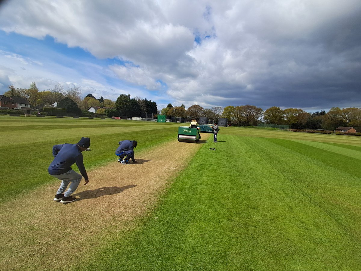 The art of cricket groundsmanship remains the same across the globe, touch & feel is key & a steady rolling practice as our delegates from @cricketsrilanka are finding here at a cold @MoseleyCC on the @thegma_ level 1 cricket practical course.Great engagement despite the cold!