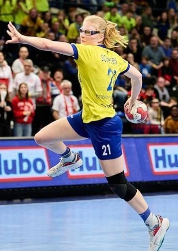 Meervoudig bekerwinnares en landskampioen AIKO SCHEPKENS zal naast oa. Arthur Van Hove en Jeroen de Beule onze talenten begeleiden op het kamp in Pelt van 29 juli tot 2 augustus.

Er zijn nog enkele plaatsen beschikbaar.

Inschrijven kan nog steeds via: handbal.be/nl/vhv-handbal…