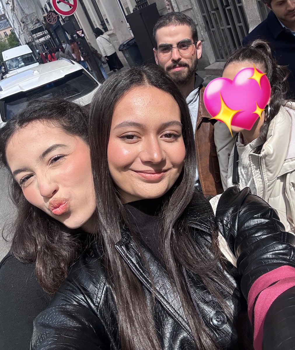 thank you to @rarebeauty for having us today in Paris 🩷🦋 I had the most amazing time trying all the makeup, eating sweets, and singing along our favorite songs 💘 + got to see mutuals!!!! @selenagomez @SelenaFanClub