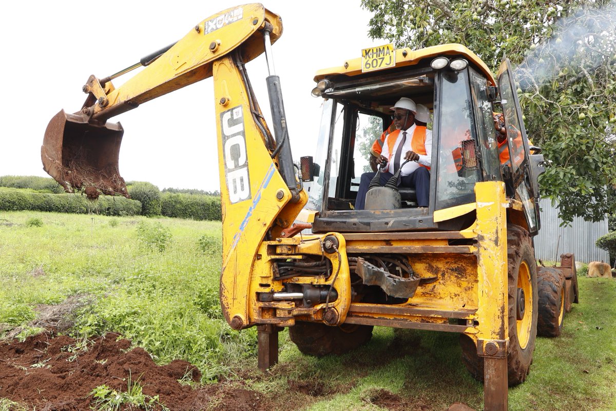 #HappeningNow: CS for Agriculture, Hon. @mithika_Linturi launching the groundbreaking for the construction of the Roots, Tubers and Bananas – East Africa Germplasm Exchange Laboratory (RTB-EAGEL)  at #KEPHIS Muguga. 

@kilimoKE @IITA_CGIAR @Cipotato @giz_gmbh @CGIAR

#RTBEAGEL